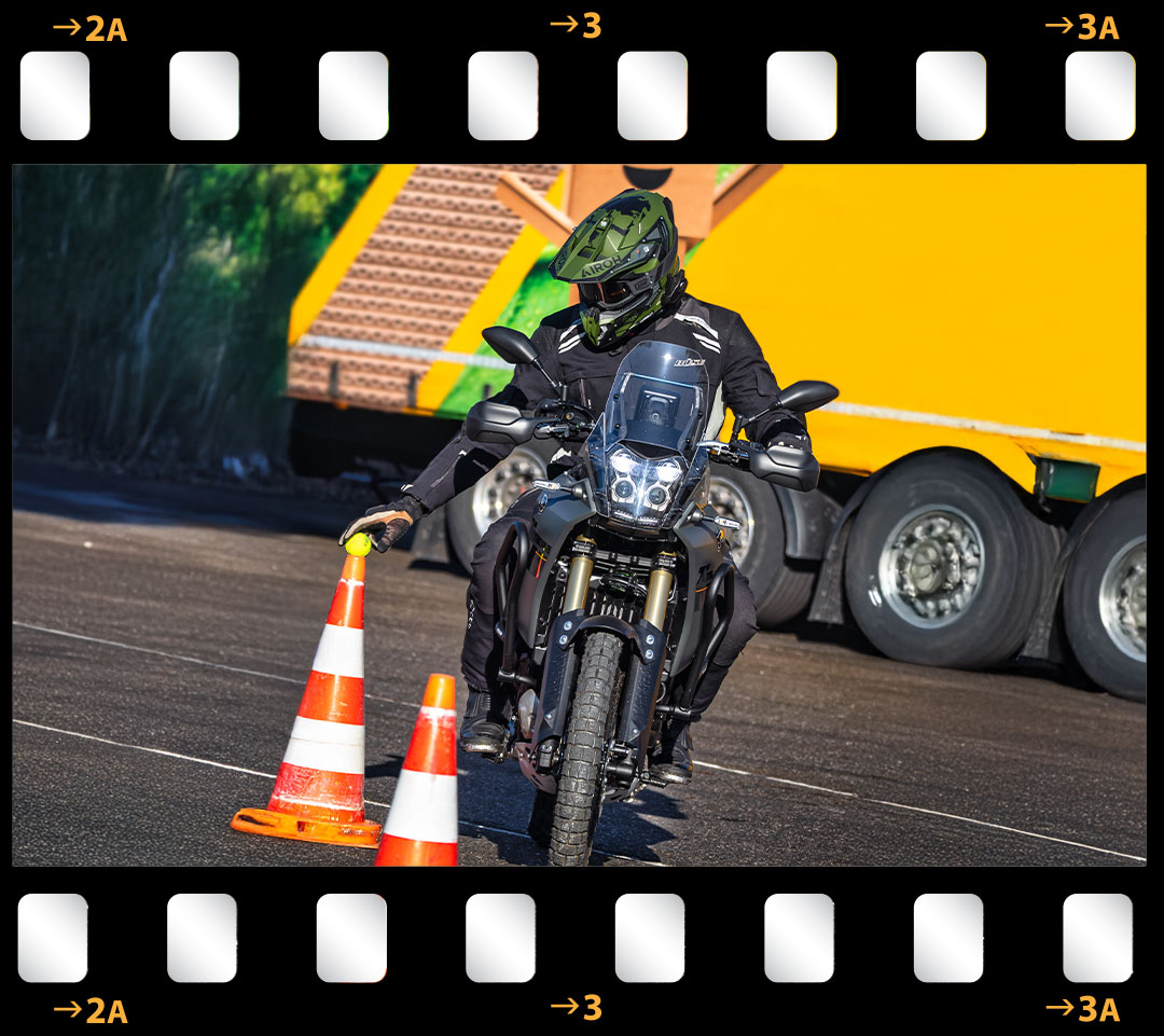 Motorradfahrer trainiert Balance und Schräglage bei Balko’s Fahrschule