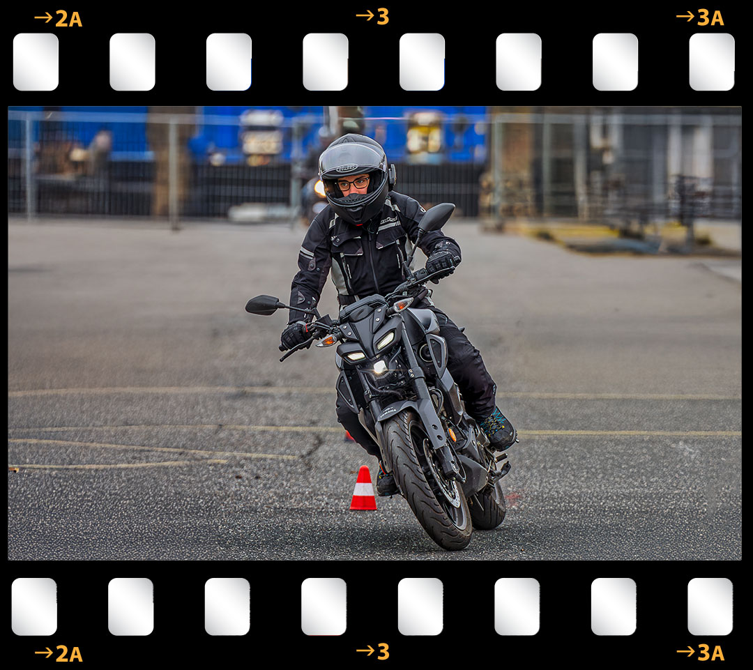 Motorrad Kurventechnik Training bei Balko’s Fahrschule in Schräglage