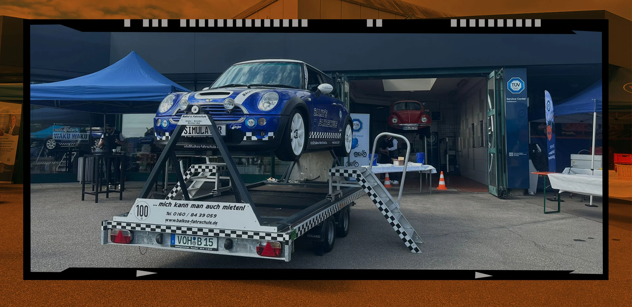 Lernen im Überschlagssimulator bei Balko’s Fahrschule