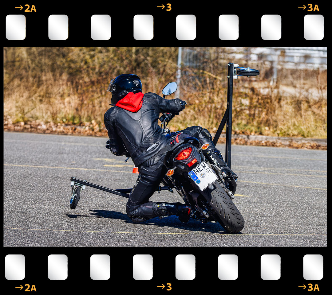 Motorradfahrer übt kontrollierte Schräglage bei Balko’s Fahrschule